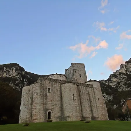 Battista Grotte Di Frasassi Chalet *